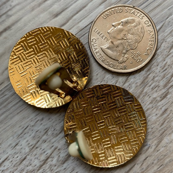 vintage metal & floral ear clips - Picture 7 of 8